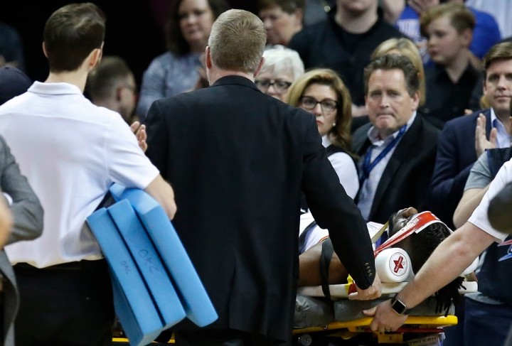 V NBA boli fanúšikovia svedkami hrozivého pádu na hlavu